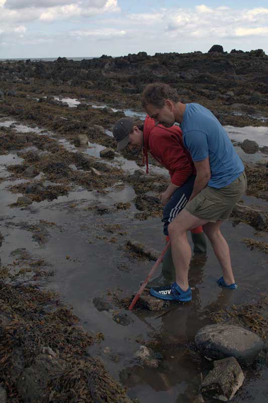 Stig and Struan levering a specimen out.